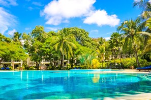 Outdoor pool, sun loungers - Diani Sea Resort (Diani Beach)