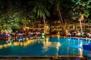 Outdoor pool, sun loungers - Diani Sea Resort (Diani Beach)