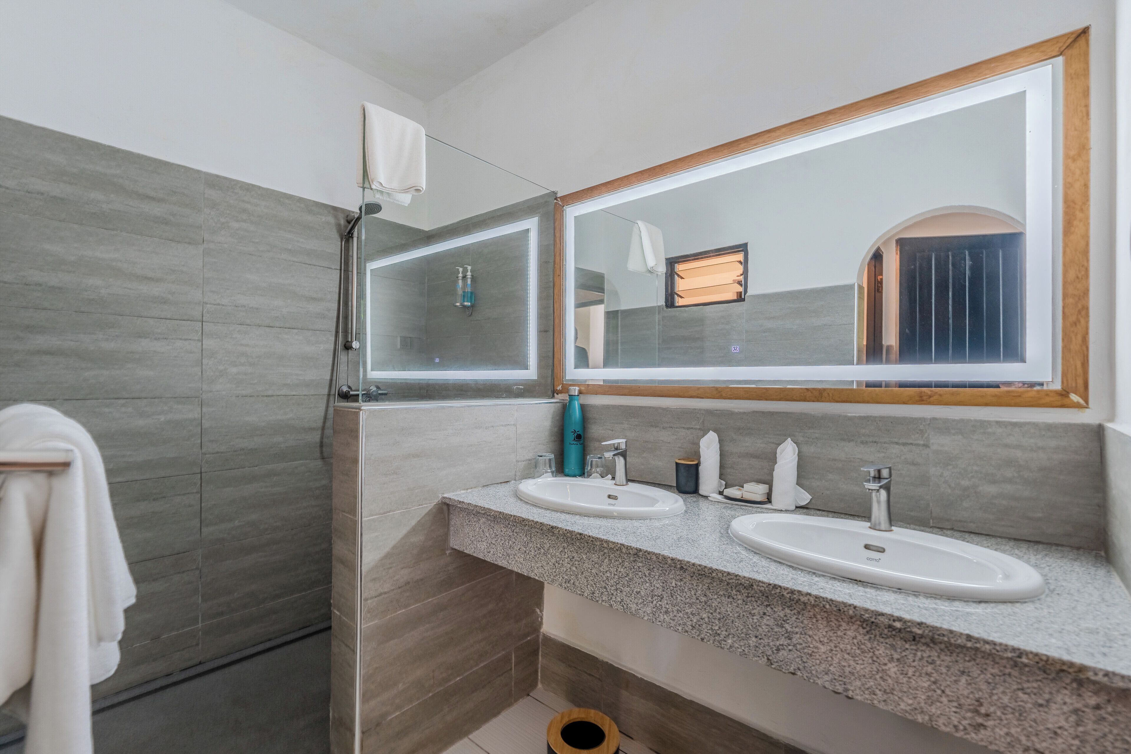 shower, free toiletries, bidet, towels