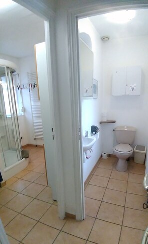 Suite, 2 chambres, chambres communicantes, vue sur le jardin | Salle de bain | Douche, douche cascade, séchoir à cheveux, serviettes fournies