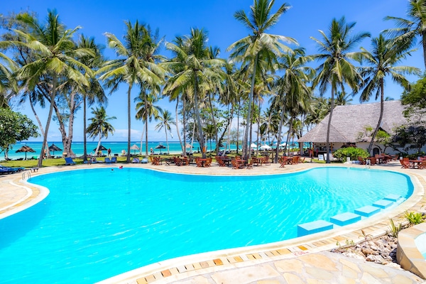 Piscina externa, guarda-sóis, espreguiçadeiras