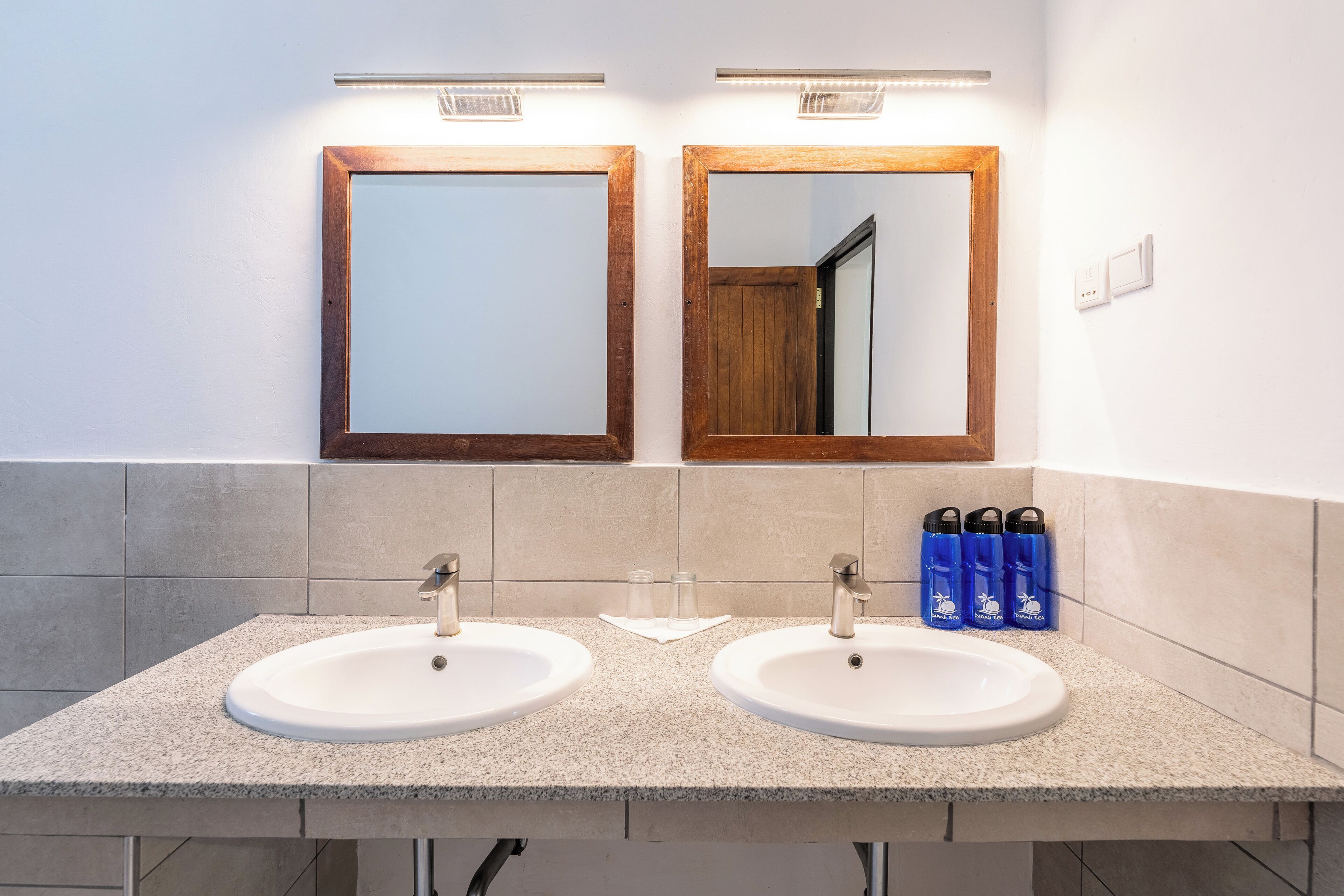deluxe double or twin room - garden view | bathroom | shower, free toiletries, hair dryer, towels