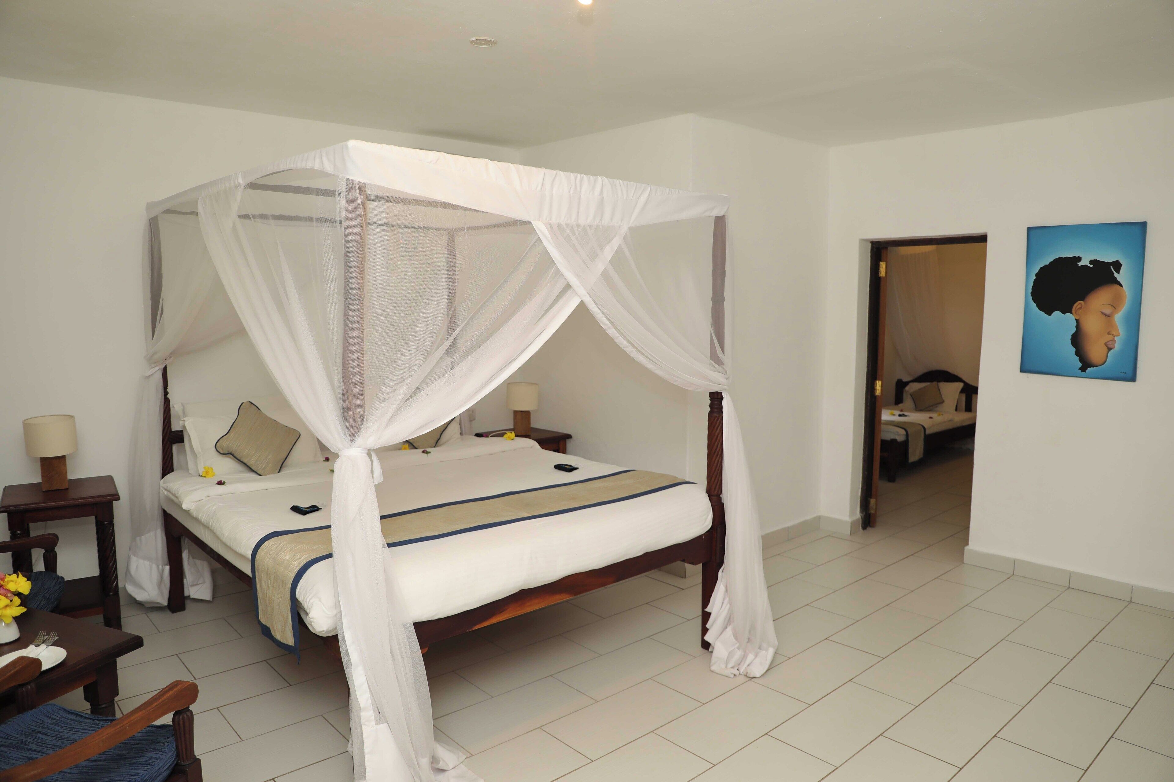 family room | 1 bedroom, in-room safe, desk, free wifi