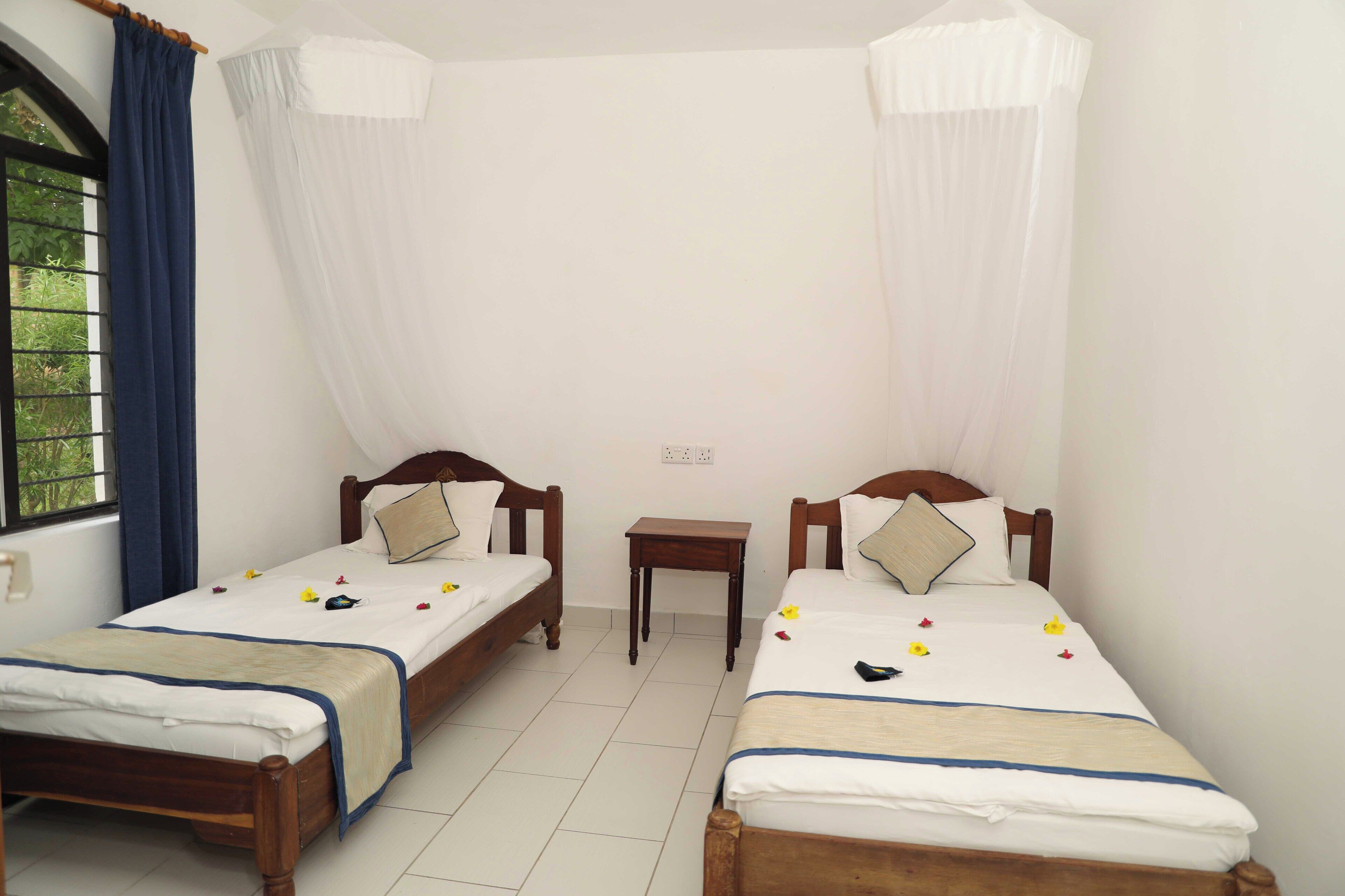 family room | 1 bedroom, in-room safe, desk, free wifi