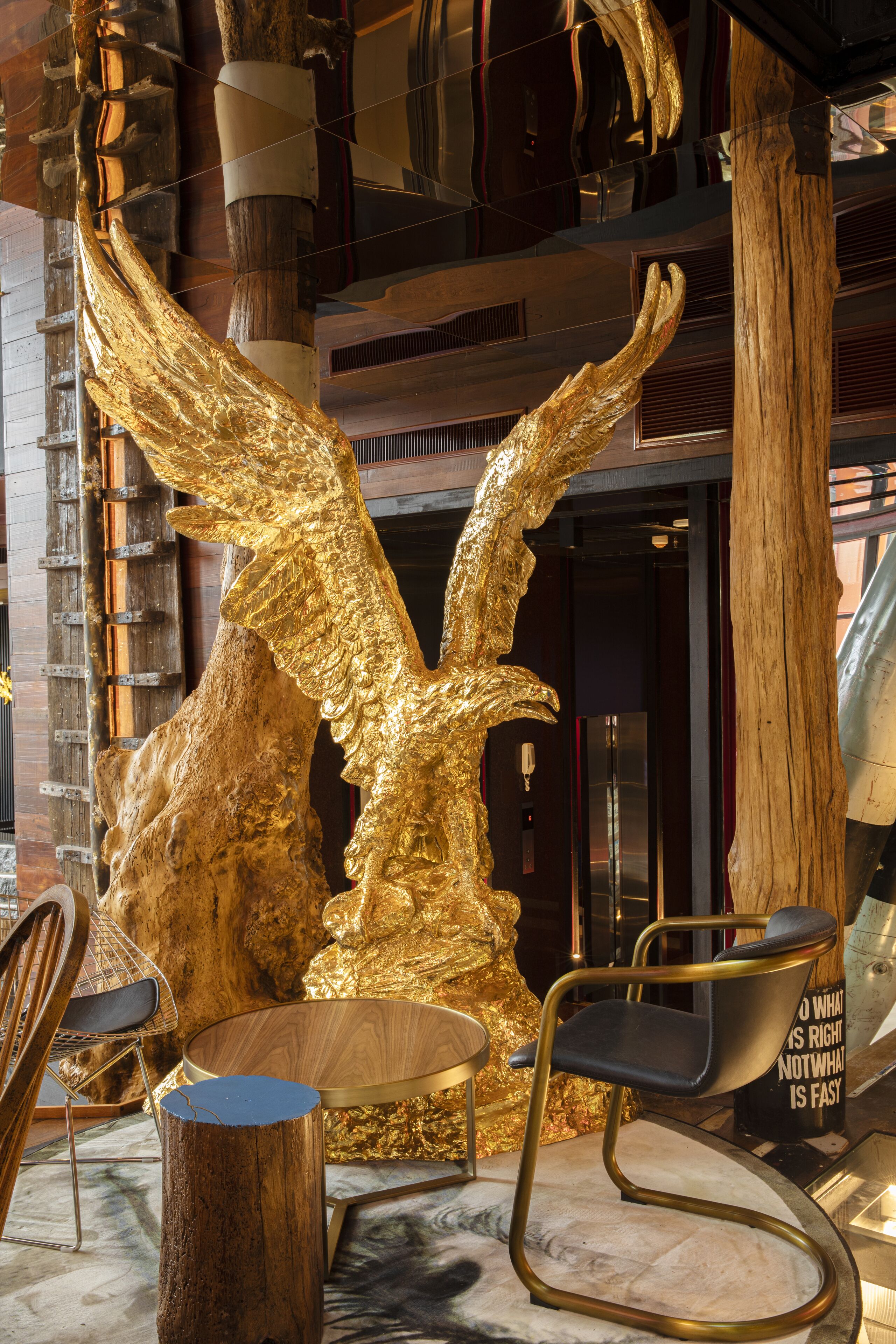 供應早餐、午餐及晚餐