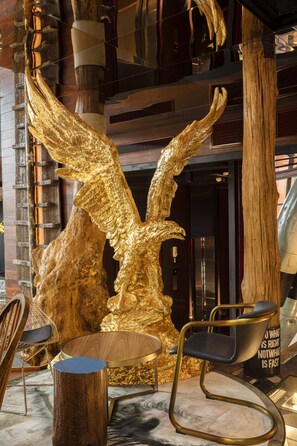 Sert le petit déjeuner, le déjeuner et le dîner