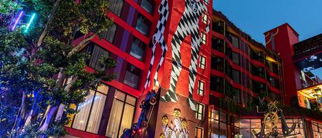 Vista frontal de la propiedad por la tarde o noche