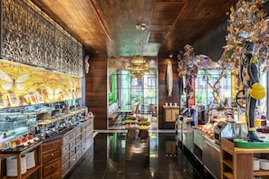 Daily continental breakfast (THB 350 per person)