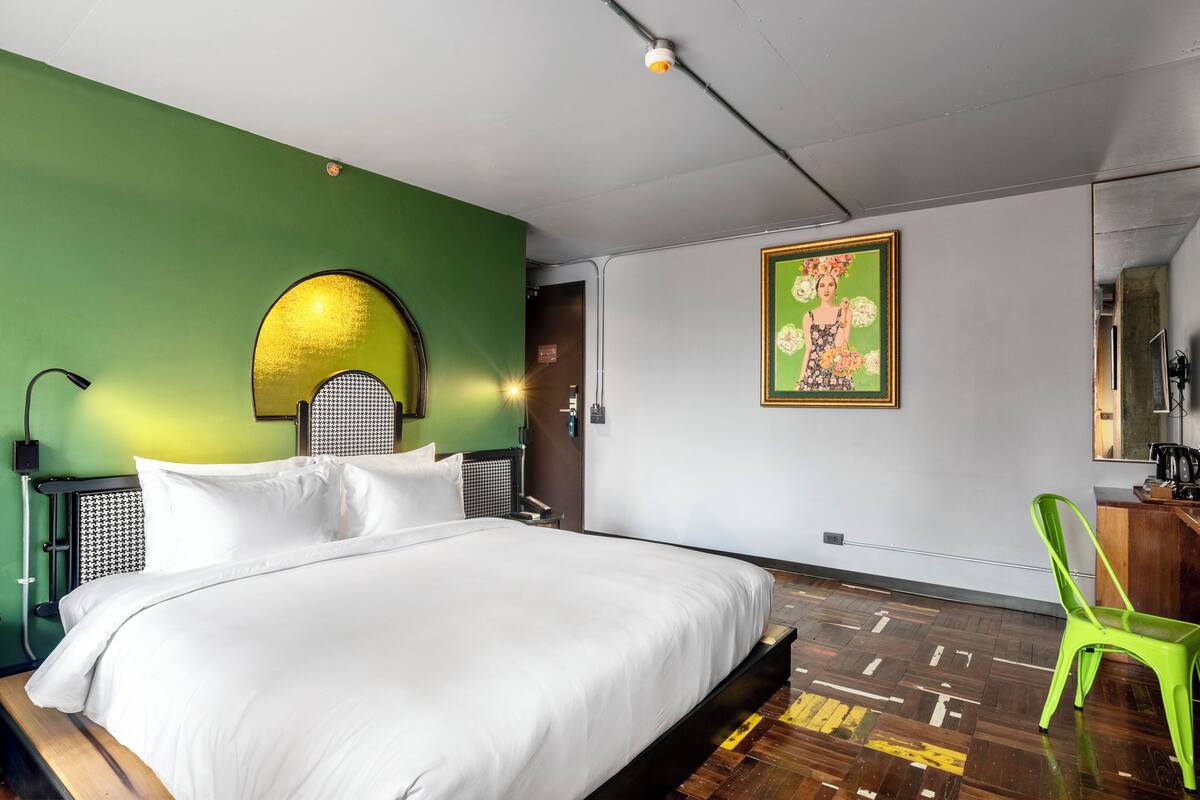 Premium bedding, in-room safe, blackout drapes, soundproofing