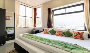 Iron/ironing board, free WiFi, bed sheets