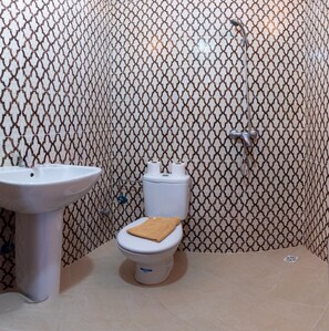 Ducha, artículos de higiene personal gratuitos, toallas y jabón