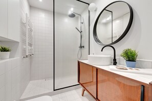 Deluxe Apartment | Bathroom