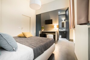 Habitació doble Deluxe | Cobrellits, minibar, caixa forta a l'habitació i escriptori 