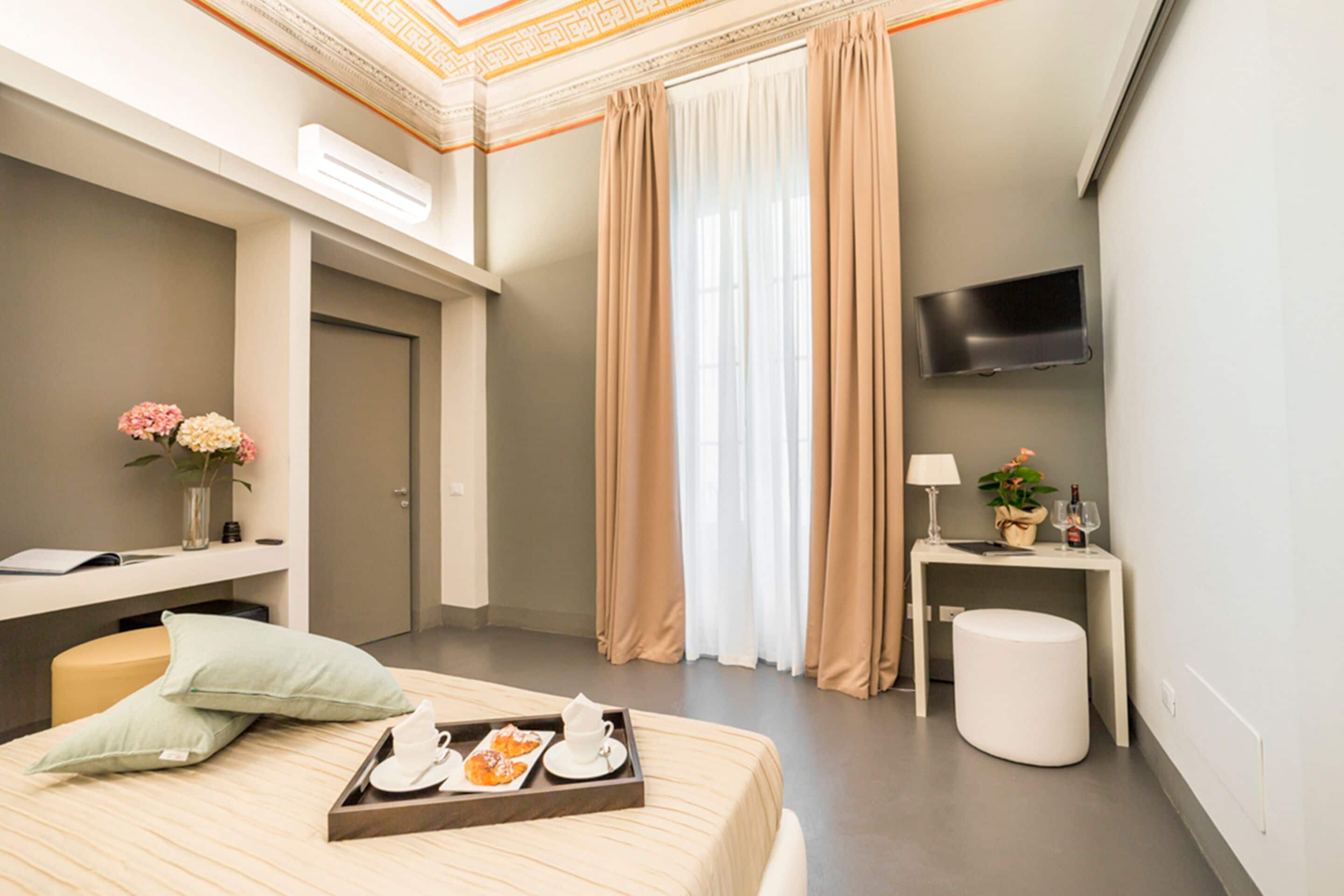 Phòng đôi Deluxe | Chăn bông, minibar, két bảo mật tại phòng, bàn 