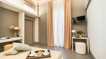 Deluxe tweepersoonskamer | Donzen dekbedden, een minibar, een kluis op de kamer, een bureau