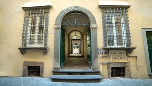 A building entrance with a stone staircase leading up to a door marked with the number 78. - LUCUS Exclusive B&B (Lucca)