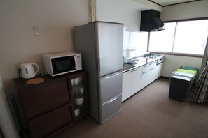 冷蔵庫、電子レンジ、コンロ、調理器具と食器