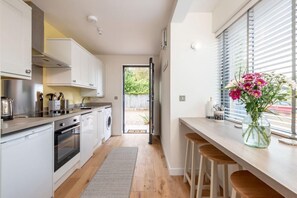 Private kitchen - The Garden House Free Parking Central (St. Andrews)