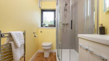 House, Non Smoking, Garden View | Bathroom | Shower, towels