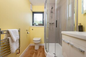 Maison, non-fumeur, vue sur le jardin | Salle de bain | Douche, serviettes fournies