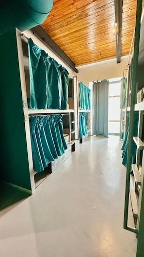 Dormitori compartit, dormitori mixt (12 Beds) | Cortines opaques, wifi gratuïta i roba de llit