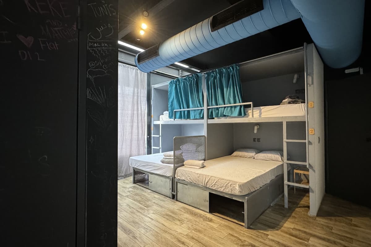 Cortinas blackout, wifi gratis y ropa de cama