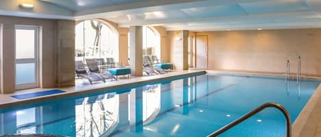 Piscine couverte, chaises longues