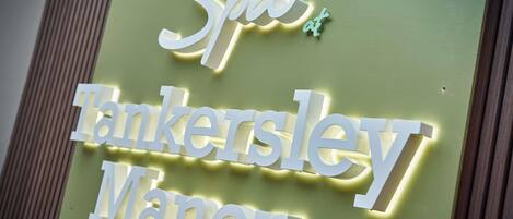 Un cartel con el texto 'Spa en Tankersley Manor'.