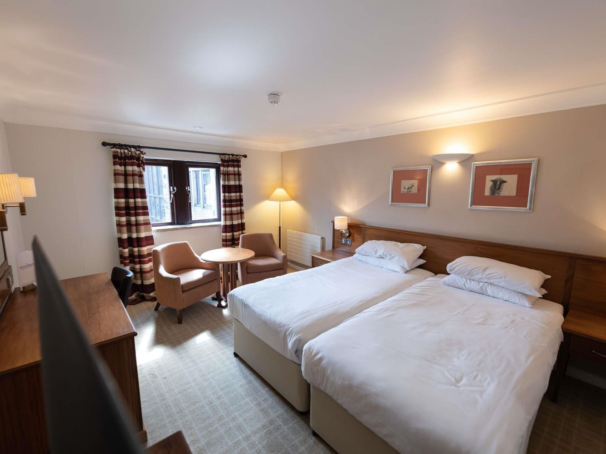 Chambre classique, 2 lits jumeaux | Décor unique, espace de travail pour ordinateurs portables