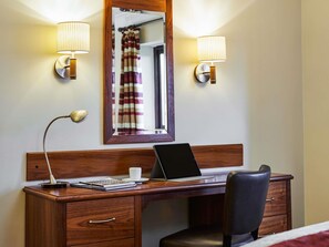 Habitación clásica, 2 camas individuales | Decoración personalizada y espacio para trabajar con laptop 