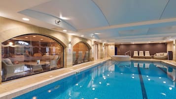 Innendørsbasseng og solsenger