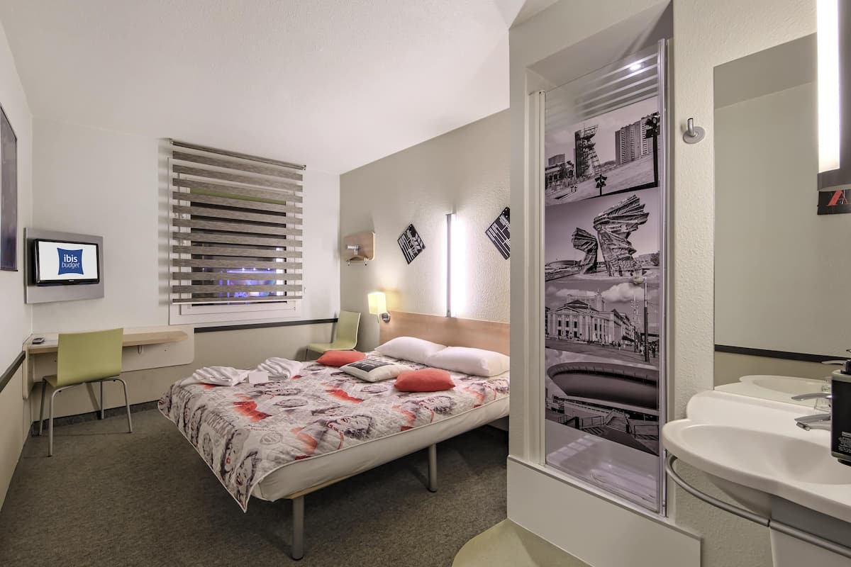 Standard Double Room, 1 Double Bed | Desk, iron/ironing board, free WiFi, bed sheets