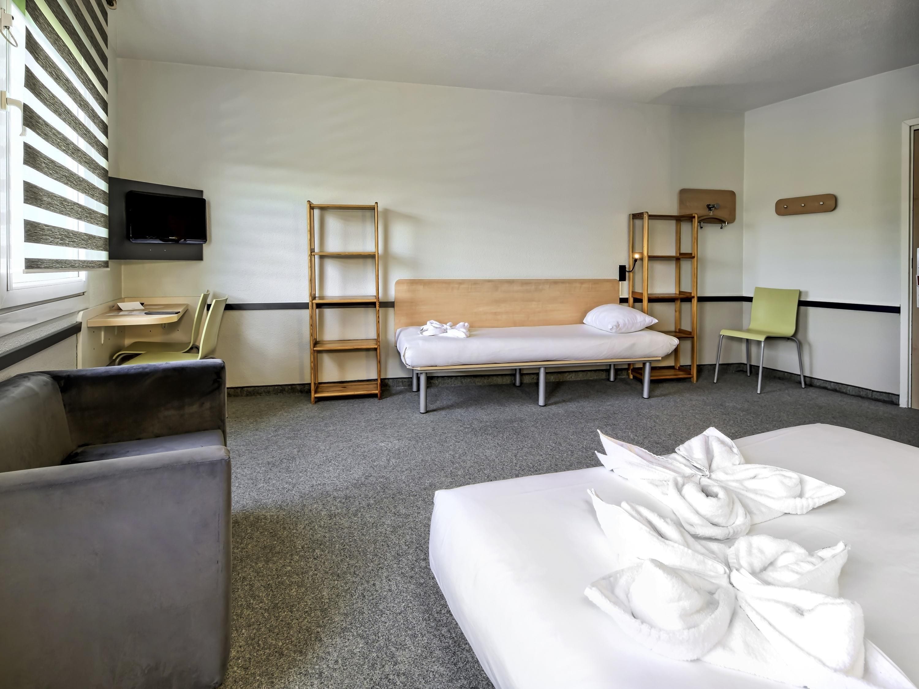 Chambre Standard, plusieurs lits | Bureau, fer et planche à repasser, Wi-Fi gratuit, draps fournis