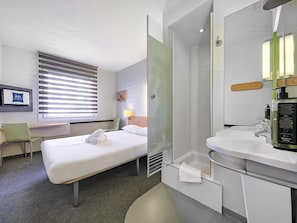Chambre Standard double, 1 lit double | Bureau, fer et planche Ă repasser, accĂšs au Wi-Fi (inclus)