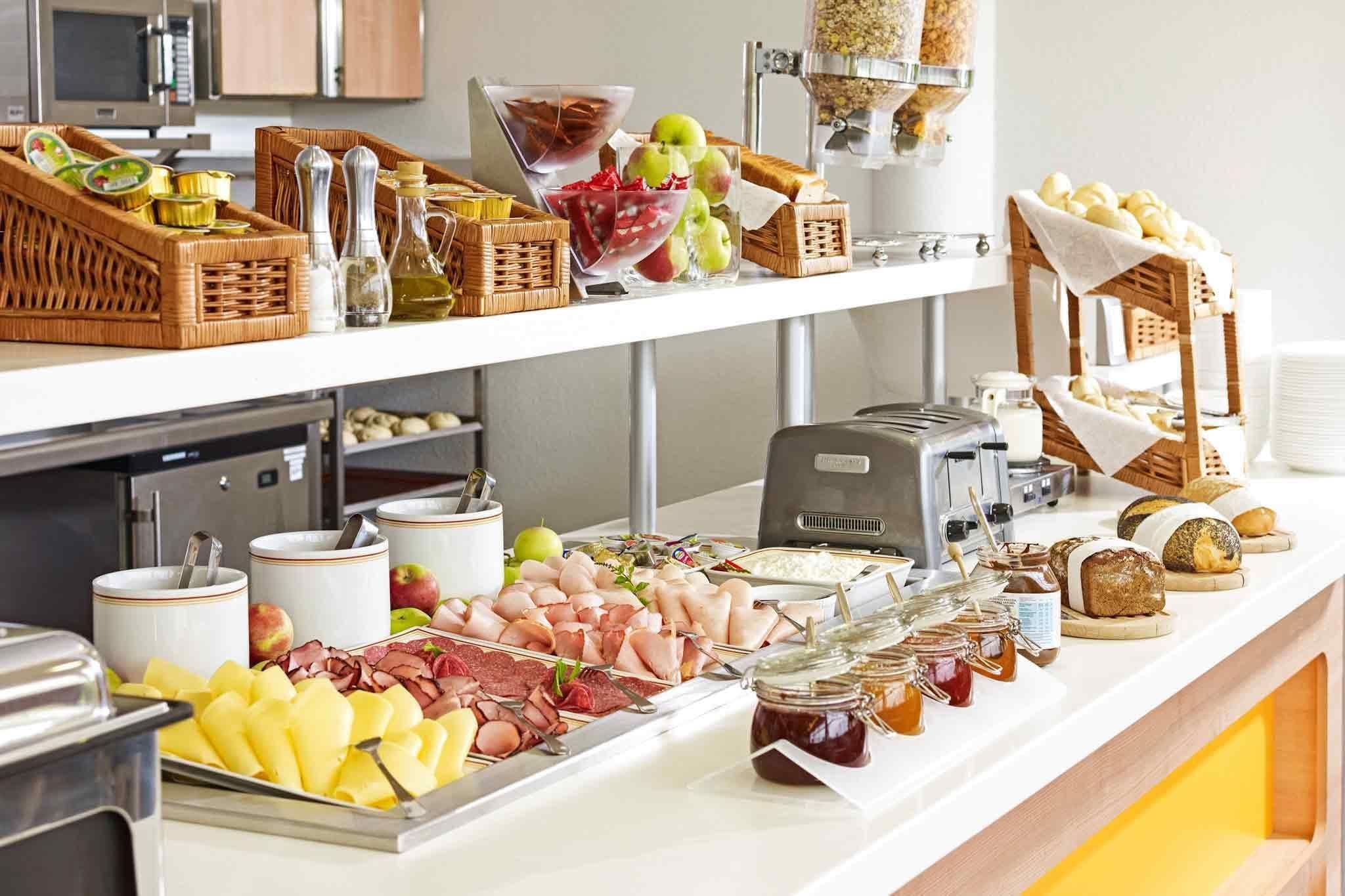 Un buffet proposant une variété de plats et d'accompagnements.