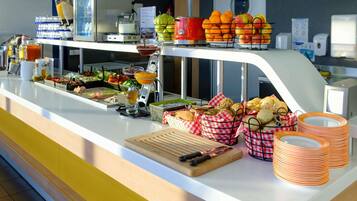 Dagelijks ontbijtbuffet (PLN 40 per persoon)