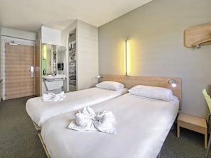 Escritorio, tabla de planchar con plancha, wifi gratis y ropa de cama 