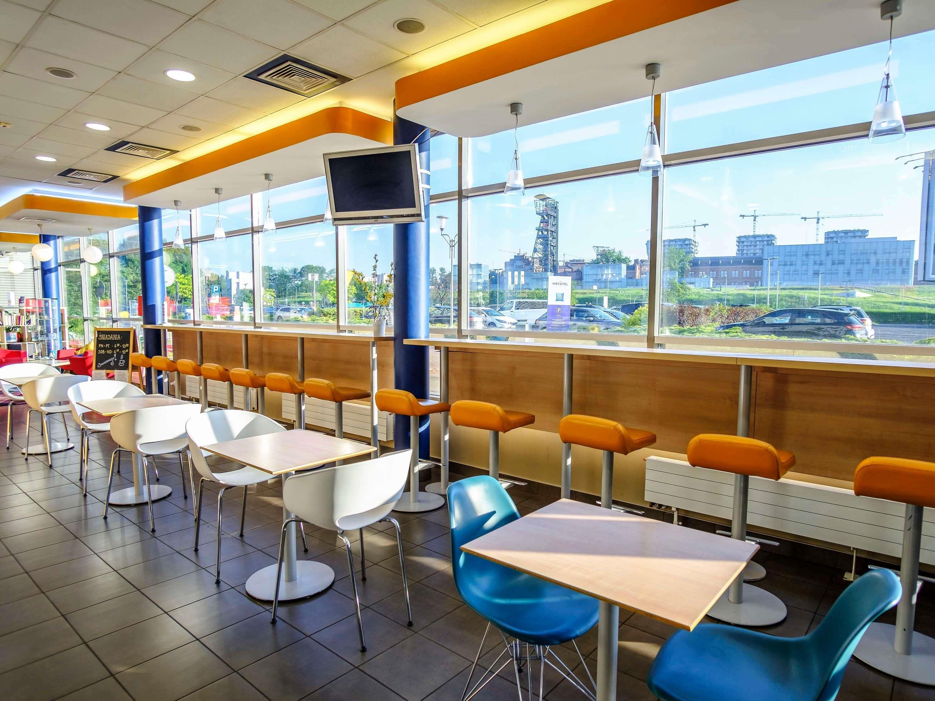 Daily buffet breakfast (PLN 40 per person)