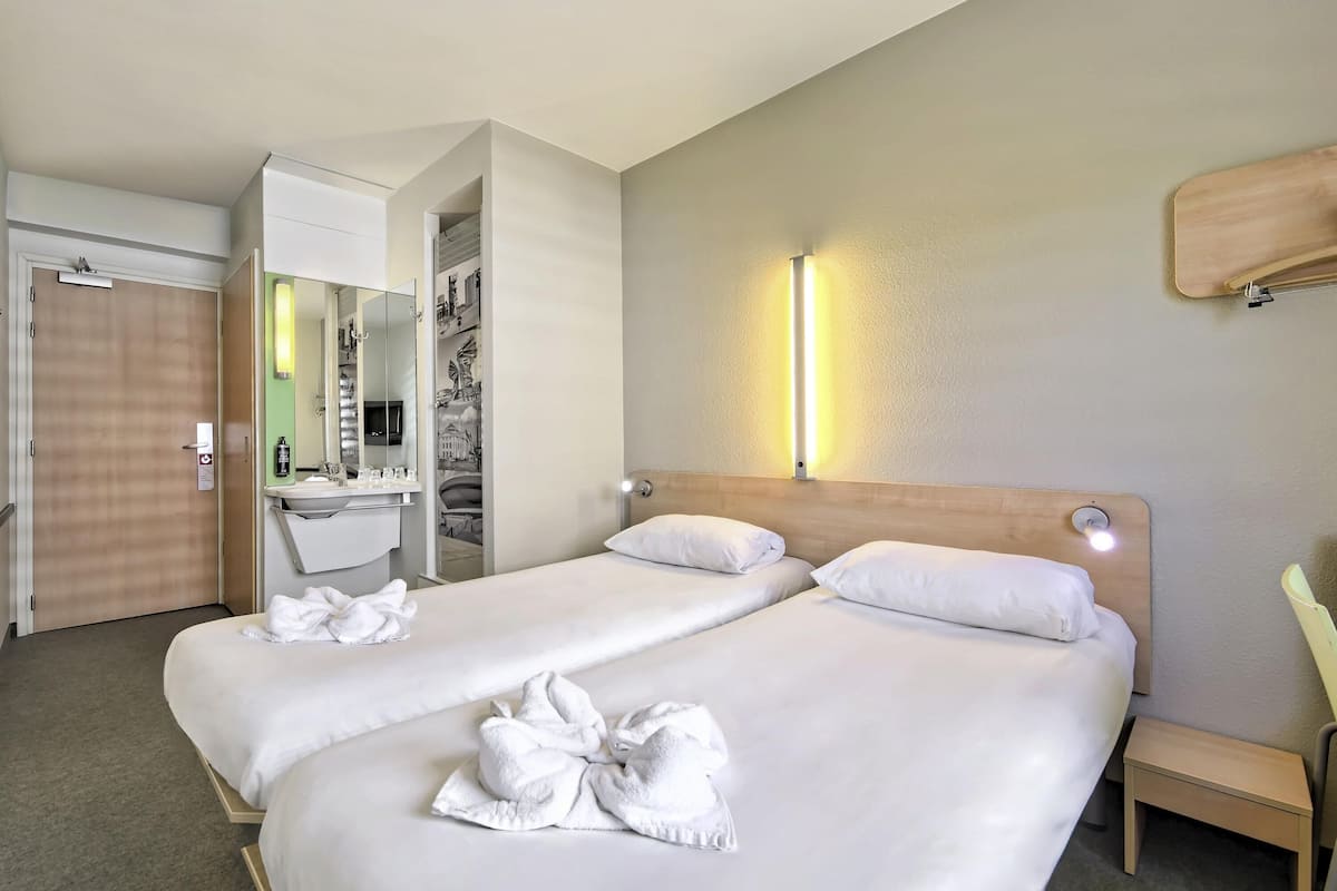 Standard Twin Room, 2 Twin Beds | Desk, iron/ironing board, free WiFi, bed sheets