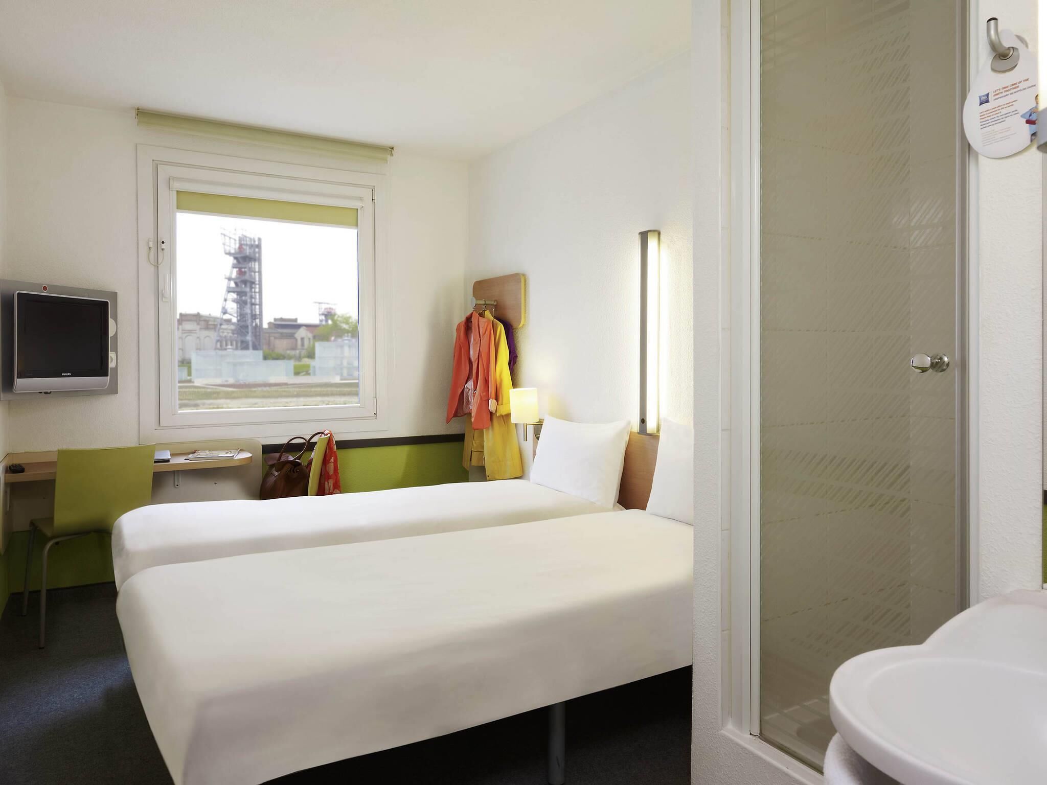 Habitación estándar con 2 camas individuales, 2 camas individuales | Escritorio, tabla de planchar con plancha, wifi gratis y ropa de cama 