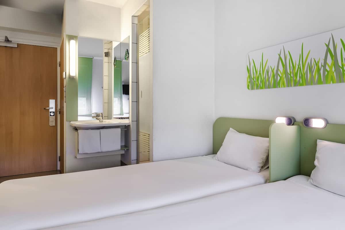 Basic-Zweibettzimmer, 2 Einzelbetten | Schreibtisch, Verdunkelungsvorhänge, kostenloses WLAN, Bettwäsche