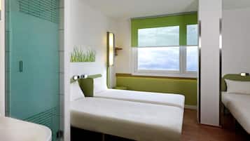 Escritorio, cortinas blackout, wifi gratis y ropa de cama