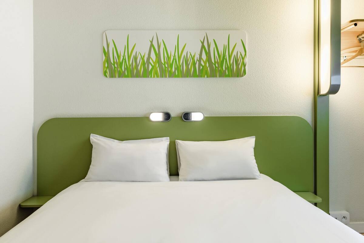 Standard Room, 1 Double Bed | Desk, blackout drapes, free WiFi, bed sheets