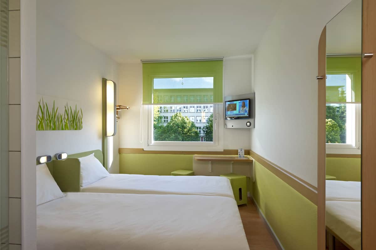 Basic-Zweibettzimmer, 2 Einzelbetten | Schreibtisch, Verdunkelungsvorhänge, kostenloses WLAN, Bettwäsche