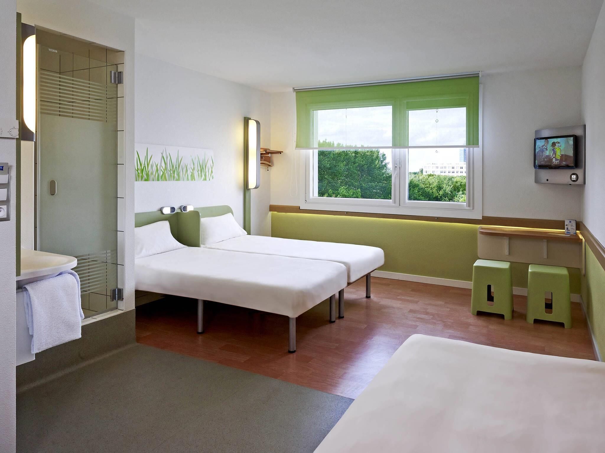 Standard Triple Room, 3 Twin Beds | Desk, blackout drapes, free WiFi, bed sheets