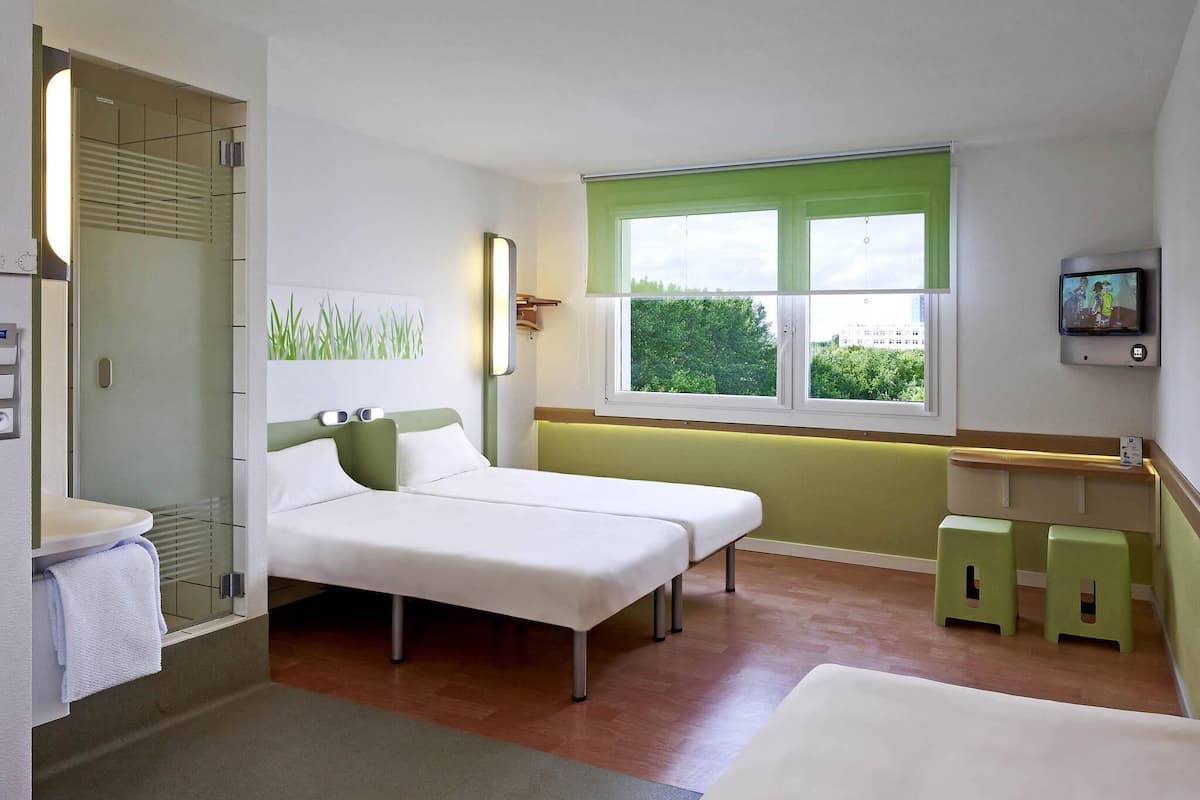 Standard-Dreibettzimmer, 3 Einzelbetten | Schreibtisch, Verdunkelungsvorhänge, kostenloses WLAN, Bettwäsche