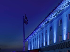 A building with a flagpole and a series of windows. - ibis budget Warszawa West Station (Warsaw)