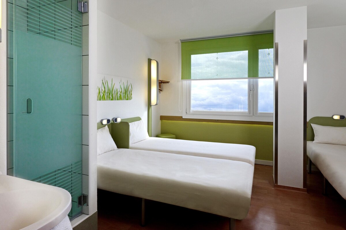 Habitación triple estándar, 3 camas individuales | Escritorio, cortinas blackout, wifi gratis y ropa de cama 
