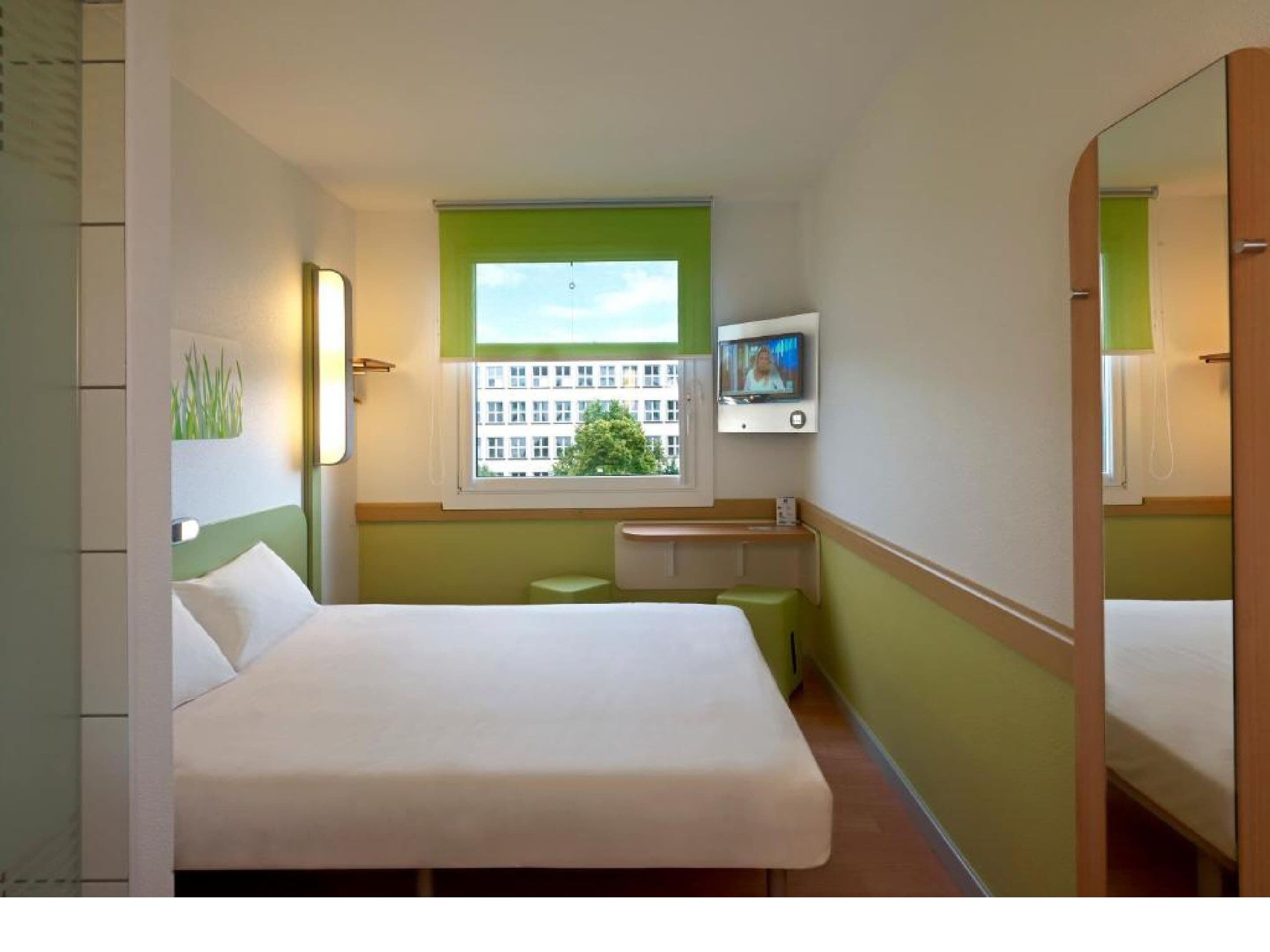 standard room, 1 double bed | desk, blackout curtains, free wifi, bed sheets