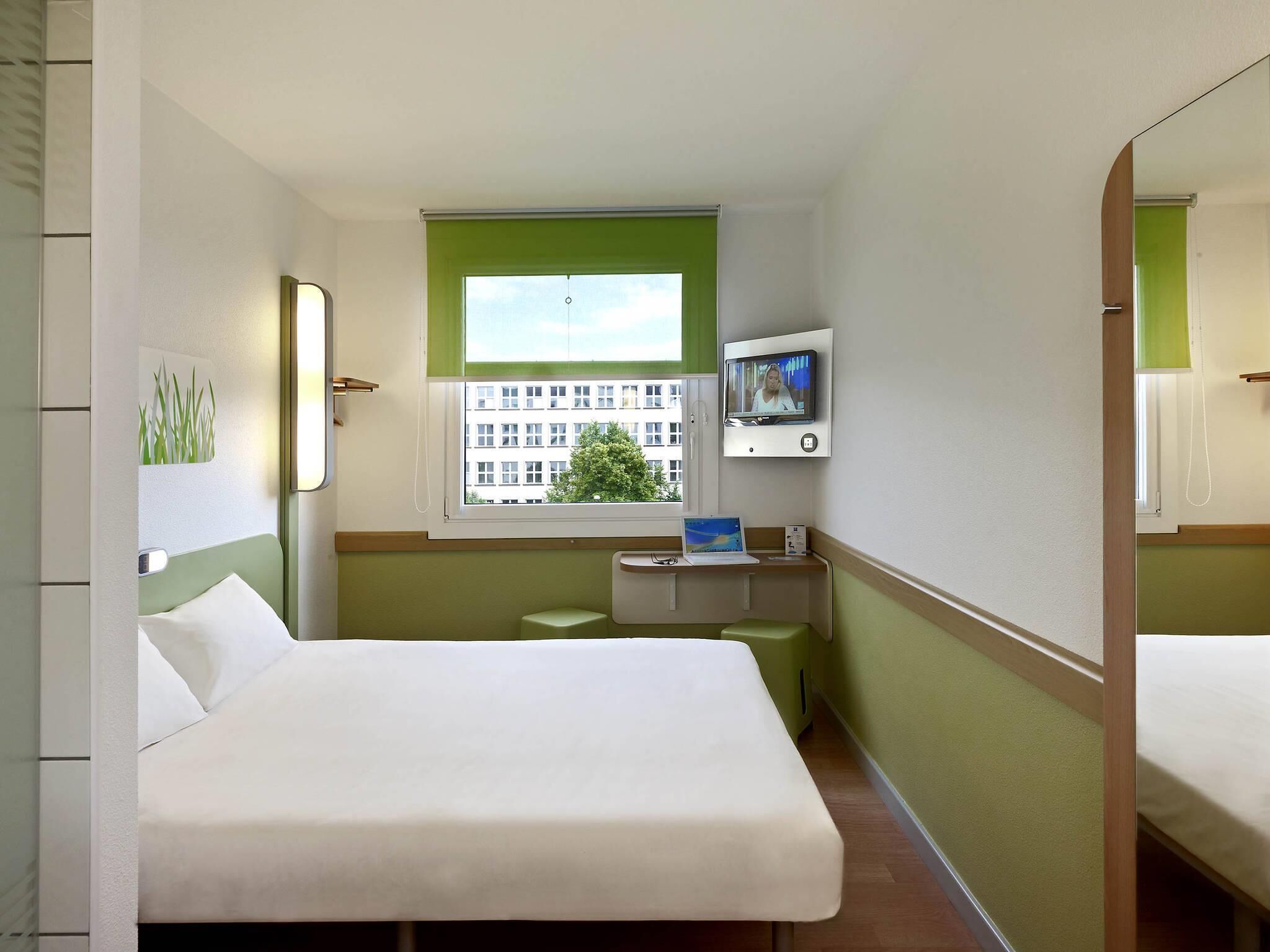 Standard Room, 1 Double Bed | Desk, blackout drapes, free WiFi, bed sheets